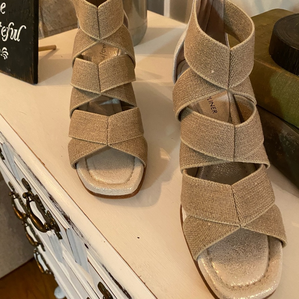Donald/Pliner wedge shoes
